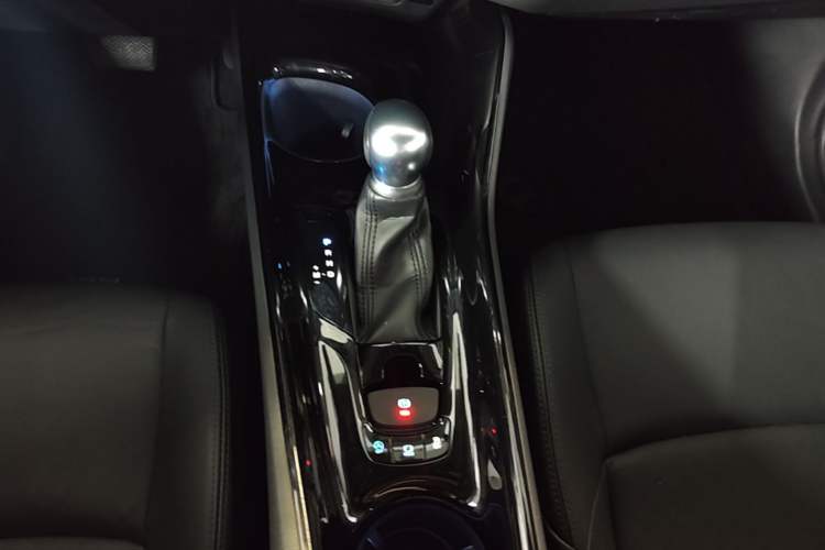 Used Toyota IZOA 2018 2.0L Yichi Version China VI Standard Gear Lever