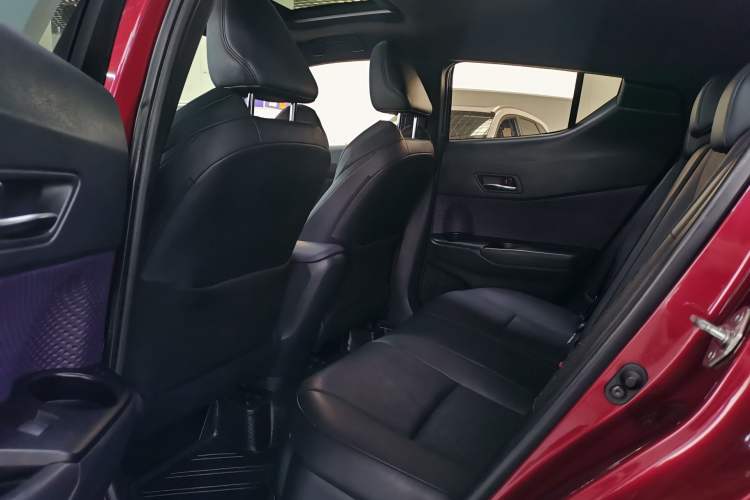 Used Toyota IZOA 2018 2.0L Yichi Version China VI Standard Interior 5