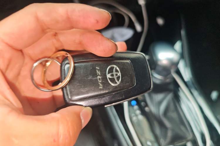 Used Toyota IZOA 2018 2.0L Yixuan Sunroof Version China VI Standard Vehicle Key