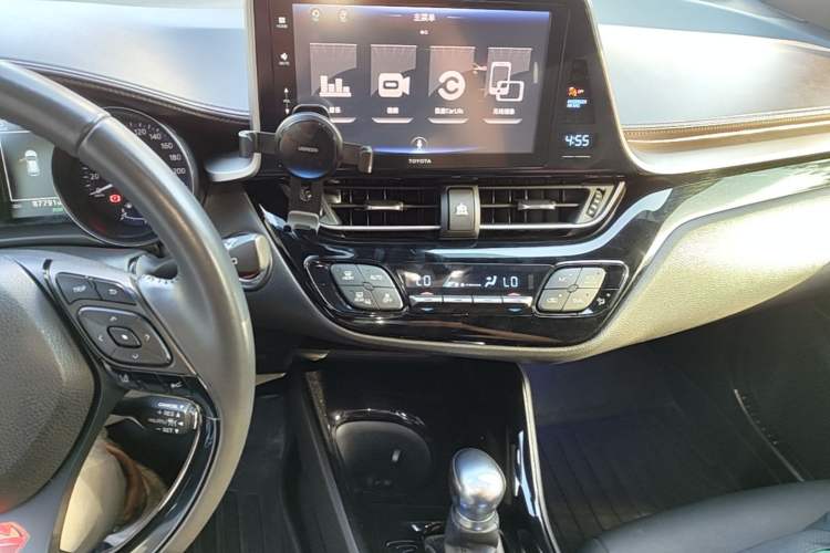 Used Toyota IZOA 2018 2.0L Yixuan Sunroof Version China V Standard Audio And AC Panel