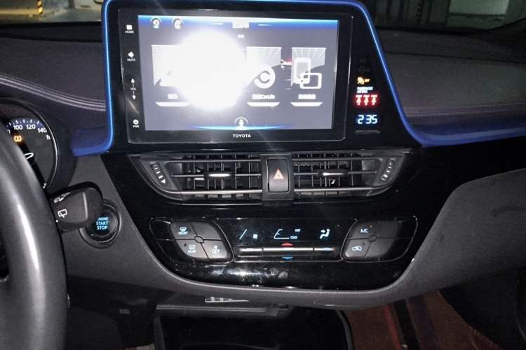 Used Toyota IZOA 2018 2.0L Yichi Version China VI Standard Audio And AC Panel