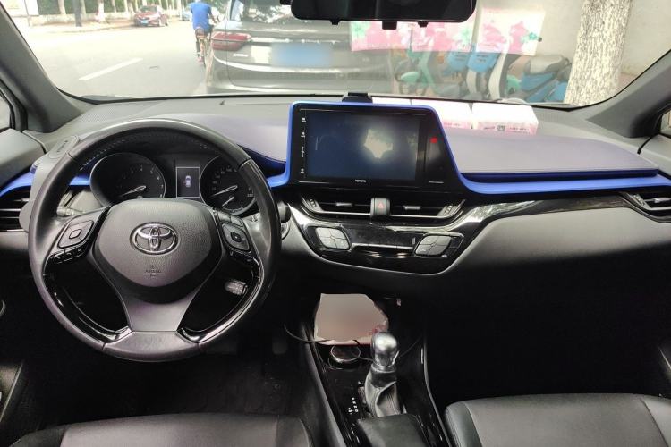 Used Toyota IZOA 2018 2.0L Yixuan Sunroof Version China VI Standard Center Console