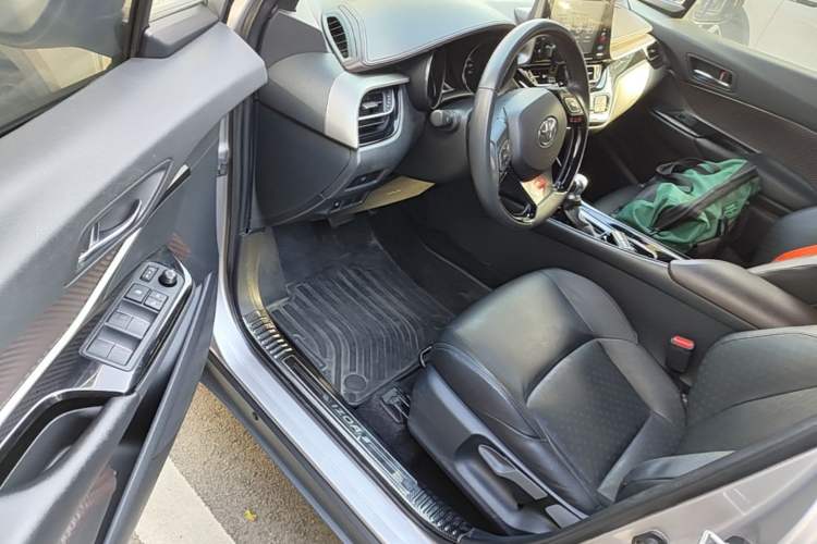 Used Toyota IZOA 2018 2.0L Yixuan Sunroof Version China V Standard Driver Seat