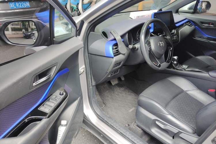 Used Toyota IZOA 2018 2.0L Yixuan Sunroof Version China VI Standard Driver Seat