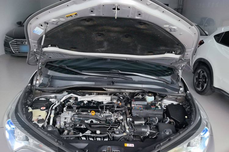 Used Toyota IZOA 2018 2.0L Yichi Version China VI Standard Engine Bay