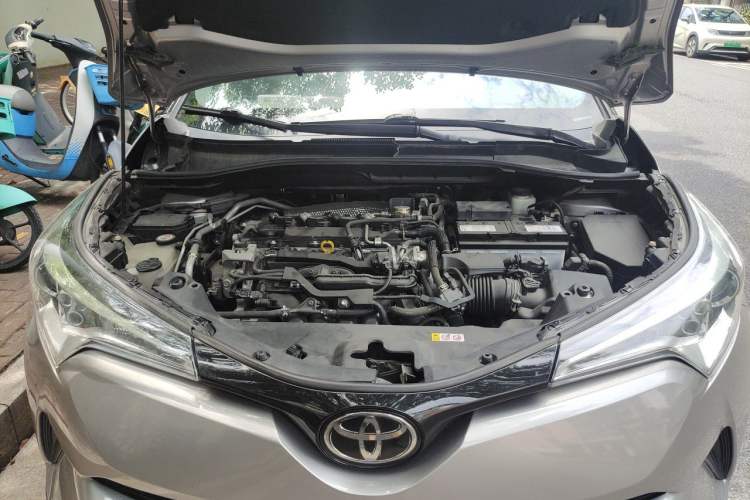 Used Toyota IZOA 2018 2.0L Yixuan Sunroof Version China VI Standard Engine Bay
