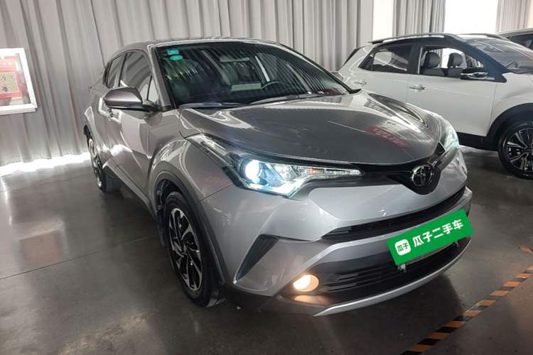 Used Toyota IZOA 2018 2.0L Yichi Edition China V Standard Front Right 45 Deg