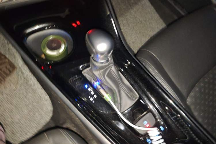 Used Toyota IZOA 2018 2.0L Yichi Version China VI Standard Gear Lever