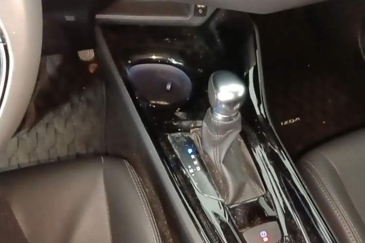 Used Toyota IZOA 2018 2.0L Yichi Version China VI Standard Gear Lever