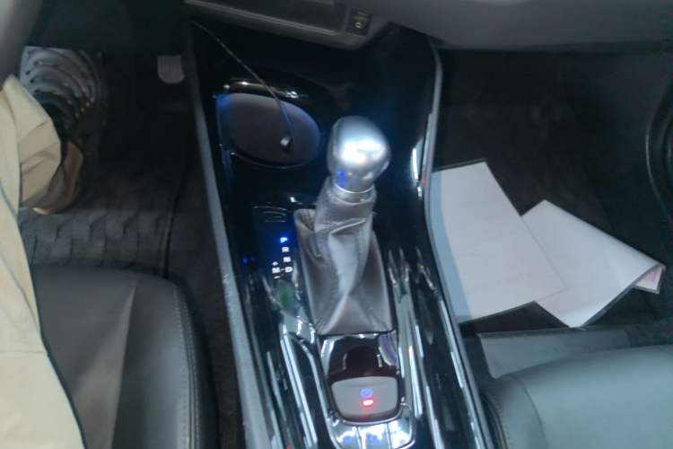 Used Toyota IZOA 2018 2.0L Yichi Version China VI Standard Gear Lever
