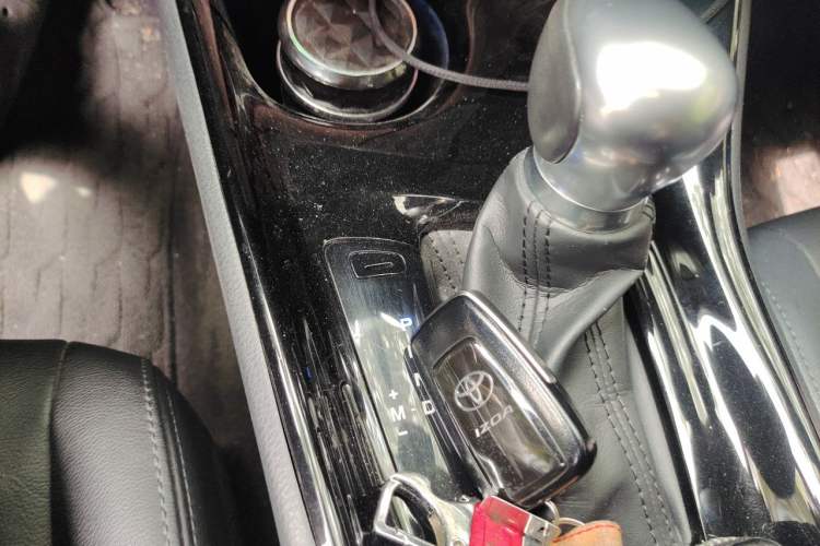 Used Toyota IZOA 2018 2.0L Yixuan Sunroof Version China VI Standard Gear Lever