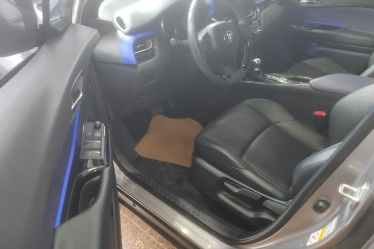 Used Toyota IZOA 2018 2.0L Yichi Version China VI Standard Interior 4