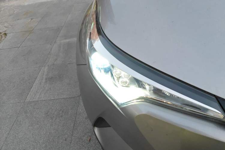Used Toyota IZOA 2018 2.0L Yichi Version China VI Standard Right Front Headlight
