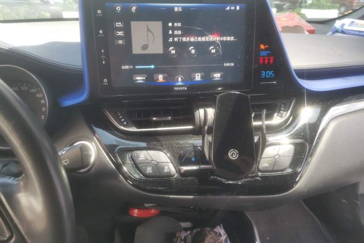 Used Toyota IZOA 2018 2.0L Yixuan Sunroof Version China VI Standard Audio And AC Panel