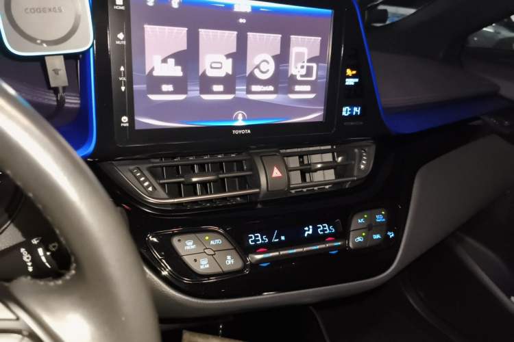 Used Toyota IZOA 2018 2.0L Yichi Version China VI Standard Audio And AC Panel