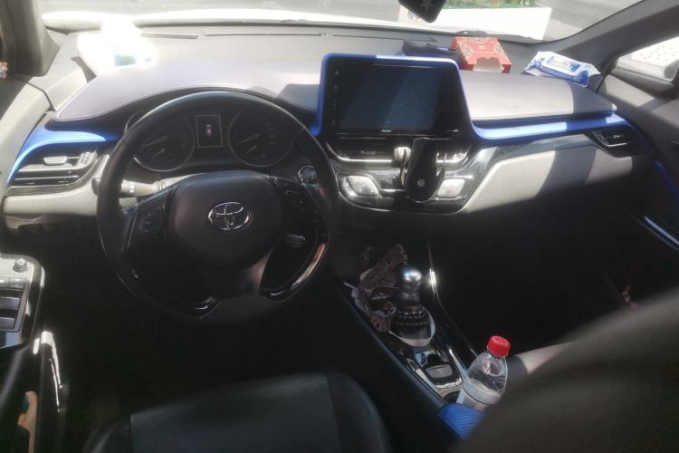Used Toyota IZOA 2018 2.0L Yixuan Sunroof Version China VI Standard Center Console