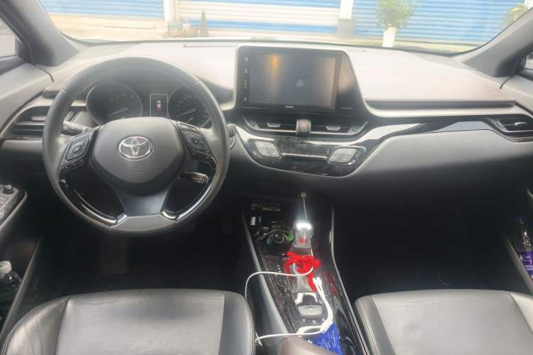 Used Toyota IZOA 2018 2.0L Yixuan Sunroof Version China VI Standard Center Console