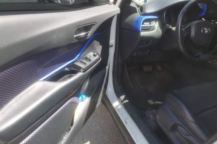 Used Toyota IZOA 2018 2.0L Yixuan Sunroof Version China VI Standard Driver Seat
