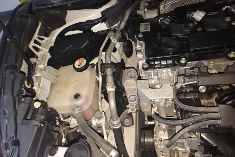 Used Toyota IZOA 2018 2.0L Yichi Version China VI Standard Engine Bay Right