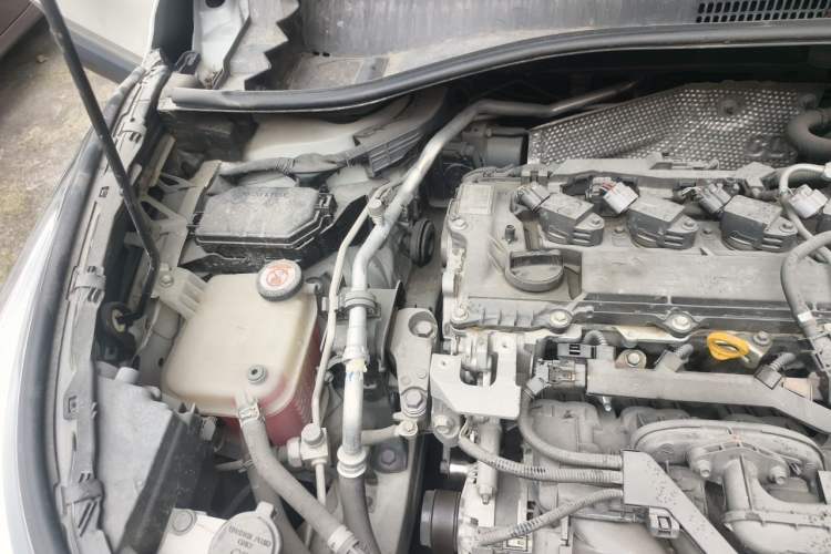 Used Toyota IZOA 2018 2.0L Yixuan Sunroof Version China VI Standard Engine Bay Right