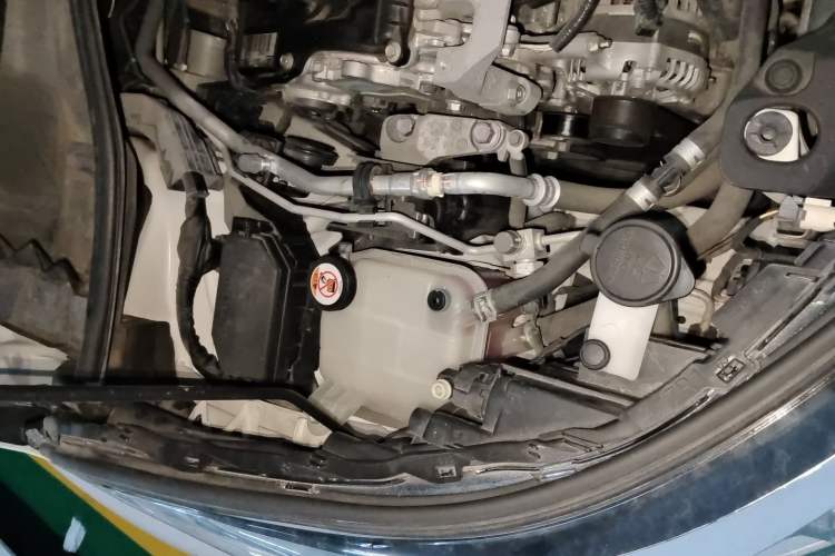Used Toyota IZOA 2018 2.0L Yixuan Version China VI Standard Engine Bay Right