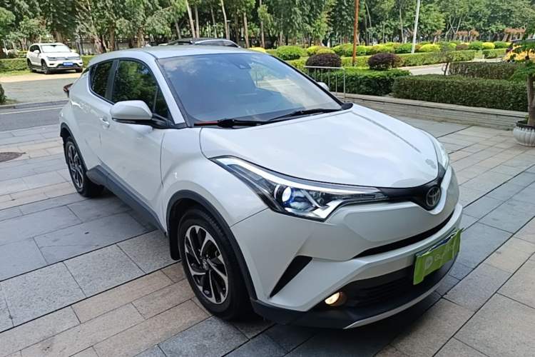 Used Toyota IZOA 2018 2.0L Yichi Edition China V Standard Front Right 45 Deg