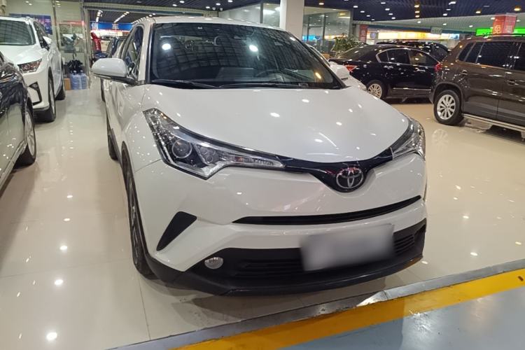 Used Toyota IZOA 2018 2.0L Yichi Version China VI Standard Front Right 45 Deg