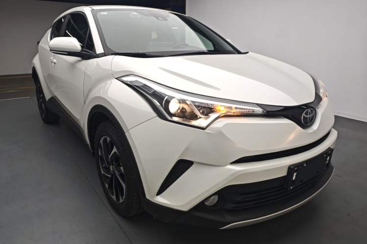Used Toyota IZOA 2018 2.0L Yichi Edition China V Standard Front Right 45 Deg