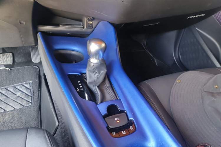 Used Toyota IZOA 2018 2.0L Yichi Version China VI Standard Gear Lever