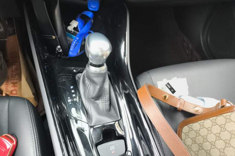 Used Toyota IZOA 2018 2.0L Yichi Edition China V Standard Gear Lever