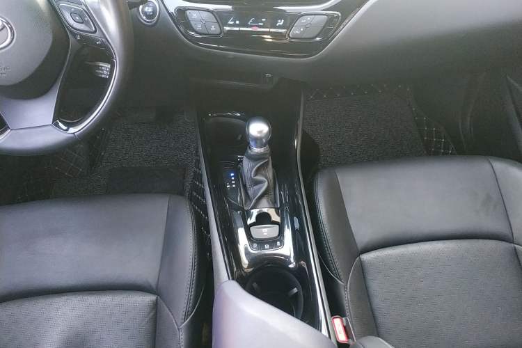 Used Toyota IZOA 2018 2.0L Yichi Edition China V Standard Gear Lever