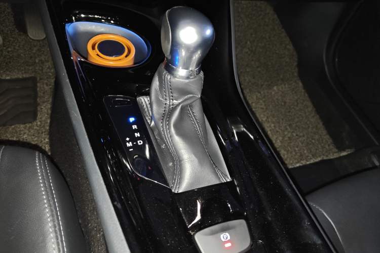 Used Toyota IZOA 2018 2.0L Yichi Version China VI Standard Gear Lever
