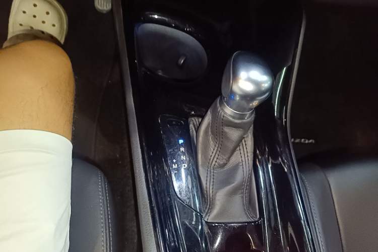 Used Toyota IZOA 2018 2.0L Yichi Version China VI Standard Gear Lever