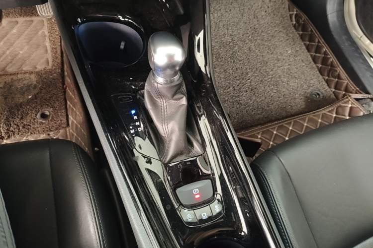 Used Toyota IZOA 2018 2.0L Yichi Version China VI Standard Gear Lever