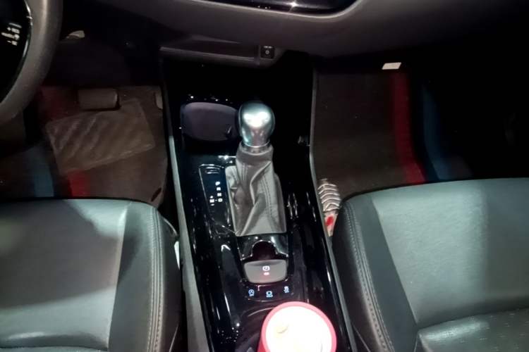 Used Toyota IZOA 2018 2.0L Yixuan Version China V Standard Gear Lever