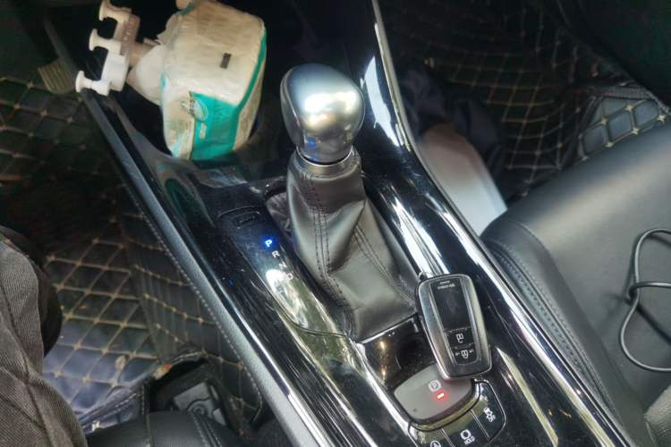 Used Toyota IZOA 2018 2.0L Yichi Version China VI Standard Gear Lever