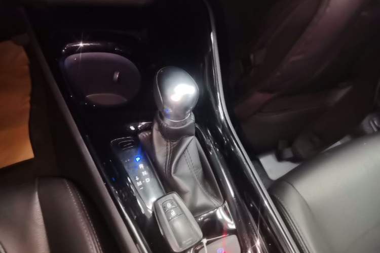 Used Toyota IZOA 2018 2.0L Yichi Version China VI Standard Gear Lever