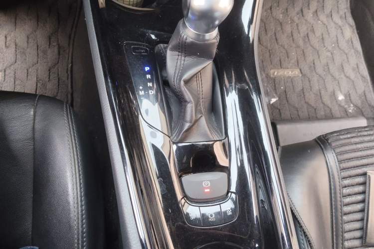 Used Toyota IZOA 2018 2.0L Yichi Version China VI Standard Gear Lever