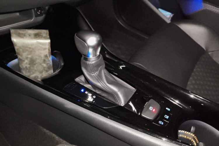 Used Toyota IZOA 2018 2.0L Yichi Version China VI Standard Gear Lever
