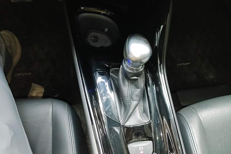 Used Toyota IZOA 2018 2.0L Yichi Version China VI Standard Gear Lever