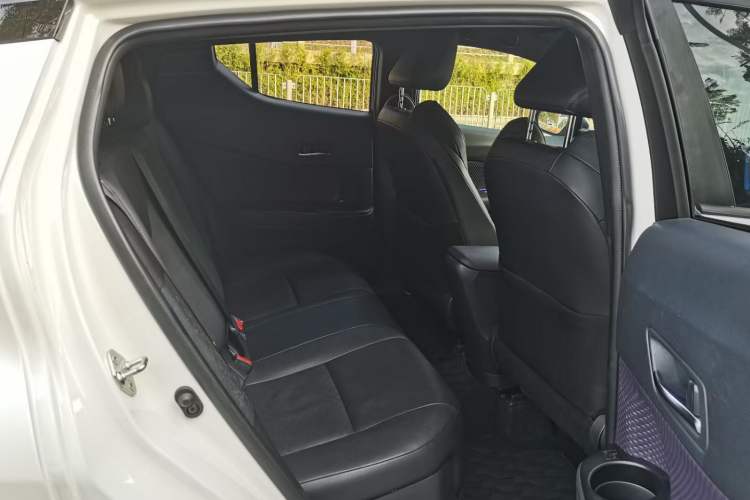 Used Toyota IZOA 2018 2.0L Yichi Version China VI Standard Interior 3