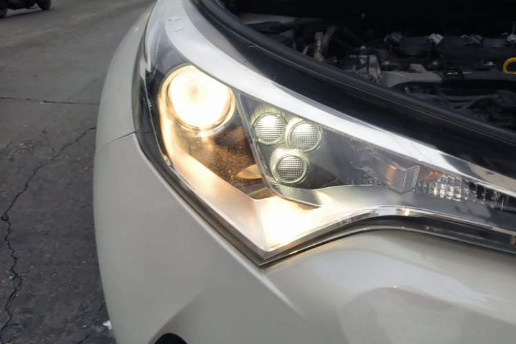 Used Toyota IZOA 2018 2.0L Yichi Version China VI Standard Right Front Headlight