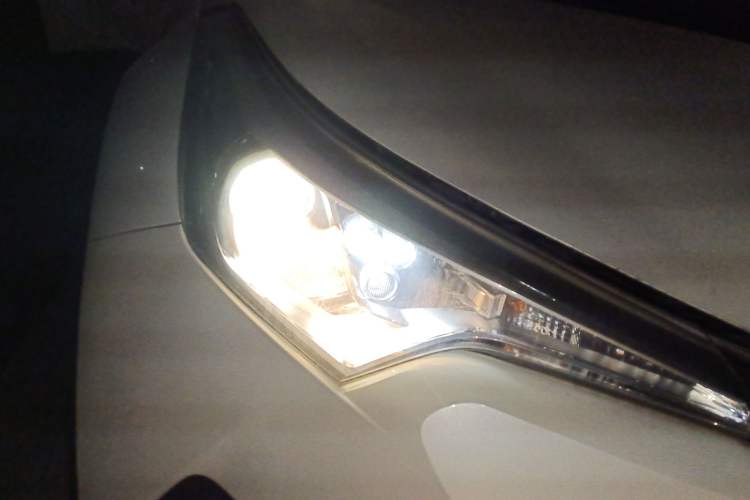Used Toyota IZOA 2018 2.0L Yichi Version China VI Standard Right Front Headlight