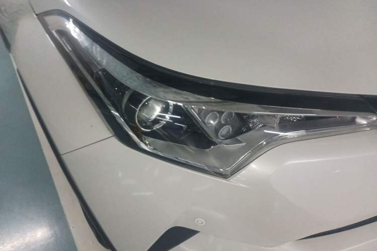 Used Toyota IZOA 2018 2.0L Yichi Version China VI Standard Right Front Headlight