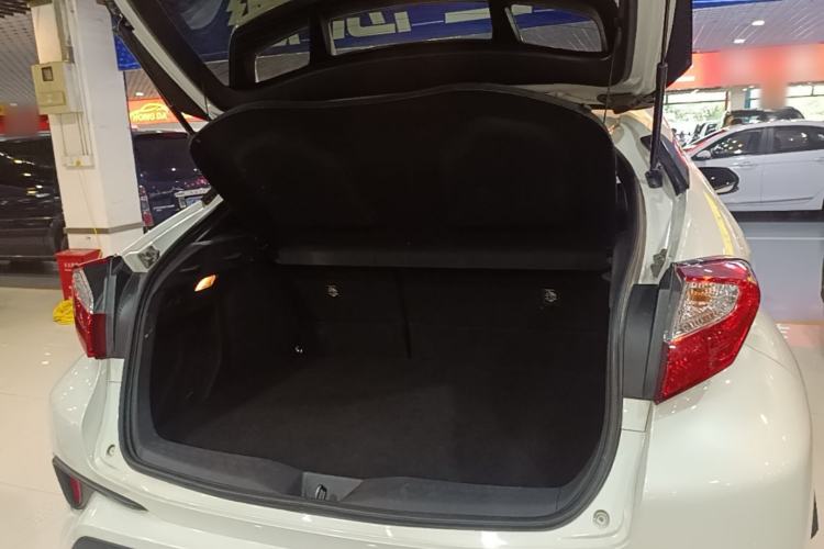 Used Toyota IZOA 2018 2.0L Yichi Version China VI Standard Trunk
