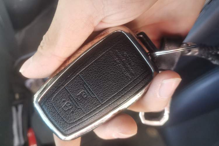 Used Toyota IZOA 2018 2.0L Yixuan Sunroof Version China VI Standard Vehicle Key