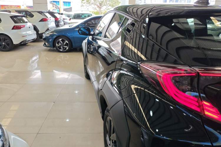 Used Toyota IZOA 2020 2.0L Yichi Version Left Side