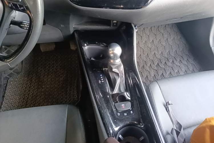 Used Toyota IZOA 2020 2.0L Yixuan Version Gear Lever