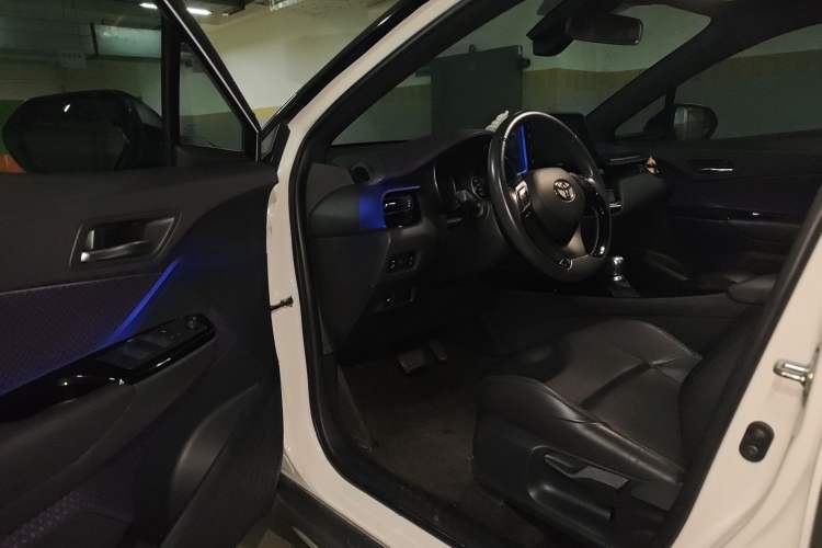 Used Toyota IZOA 2020 2.0L Yichi Version Interior 3