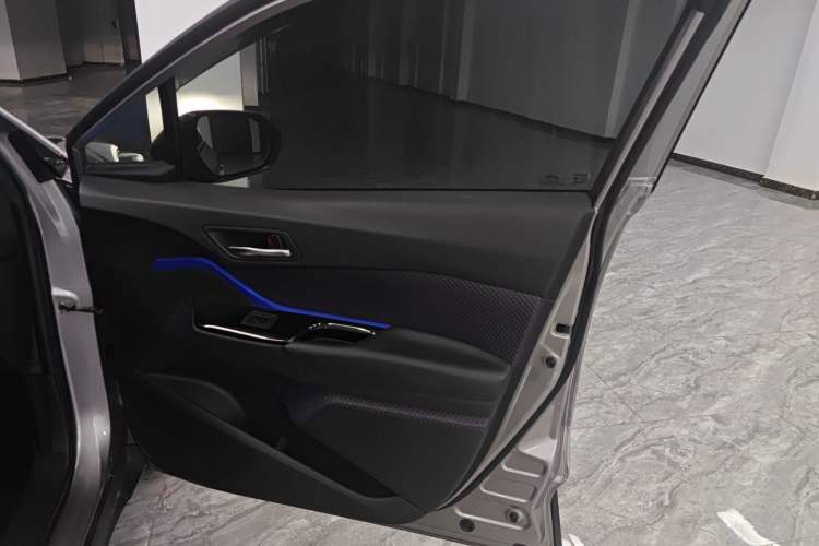 Used Toyota IZOA 2020 2.0L Yichi Version Interior 5
